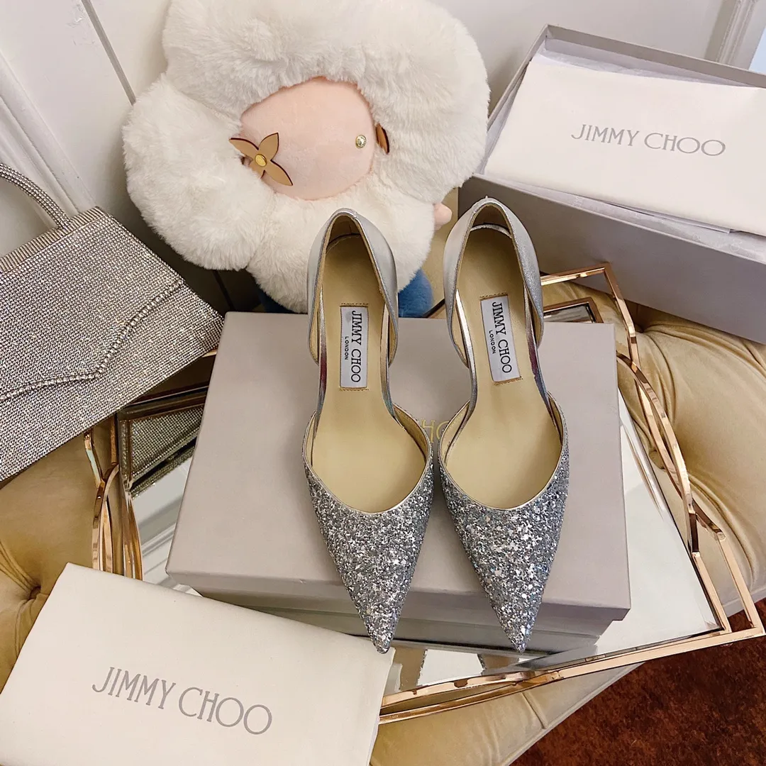 👟👟Ex-factory price 520👟👟 JIMMY CHOO A pair of high heels that can conquer all men👠Easy to wear and versatile, a must-have item for the annual meeting🥂Bilng Bilng is so beautiful that no one can take your breath away Material: Special Crete spliced cow patent leather ➰🍸Sheepskin lining Italian leather outsole Available in three colors: black, nude, silver Size: 34-42 With a height of 8cm, it is packaged simultaneously at the counter!